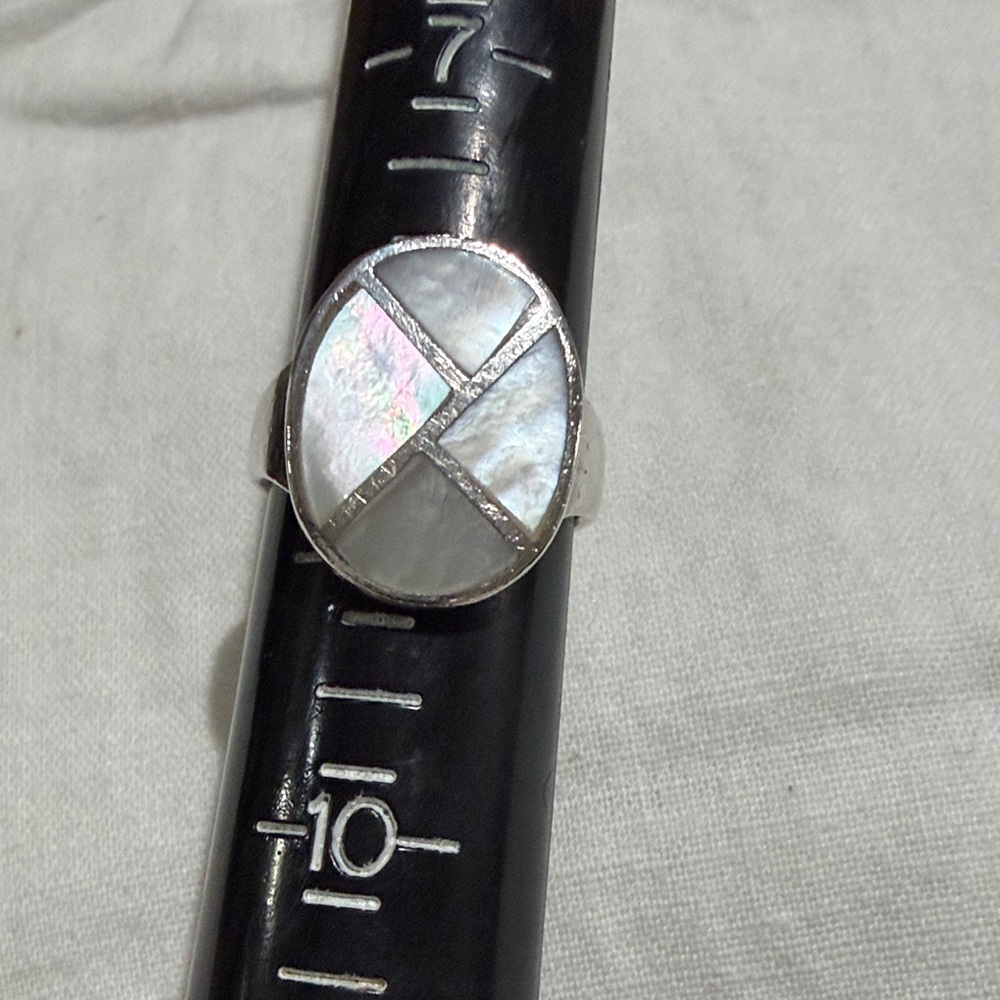 Vintage Sterling Silver And Mother Of Pearl Ring, size 8.5 - Picture 6 of 7